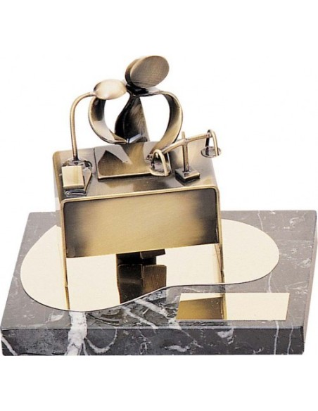 (284) TROFEO SOLDART ABOGADO 18 x 14 cm