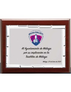 (131) PLACA HOMENAJE CON MADERA PREMIUM 14 x 11 cm