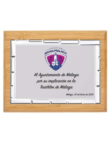 (131) PLACA HOMENAJE CON MADERA BAMBU 14 x 11 cm