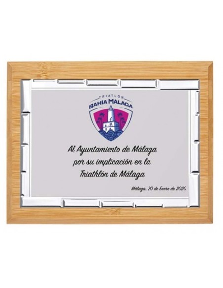 (131) PLACA HOMENAJE CON MADERA BAMBU 14 x 11 cm