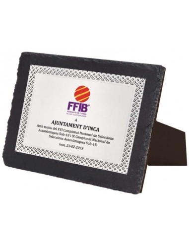 (134) PLACA HOMENAJE CON SOPORTE PIZARRA 21 x 17 cm