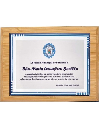 (138) PLACA HOMENAJE CON SOPORTE BAMBU 21 x 17 cm