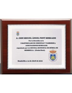 (138) PLACA HOMENAJE CON MADERA ECONOMICA 21 x 17 cm