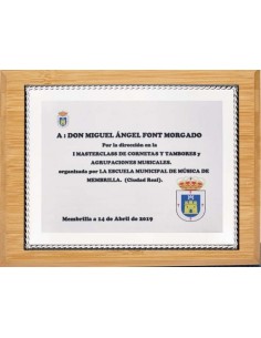 (138) PLACA HOMENAJE CON SOPORTE BAMBU 21 x 17 cm